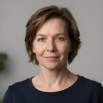 Портрет уверенного бизнесмена в студийном освещении, представитель компании А-Тур 26 по организации оздоровительных туров